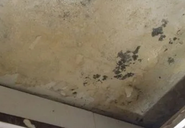 上饶市阳台漏水维修公司分享下上饶市卫生间渗水维修需要注意哪些问题。